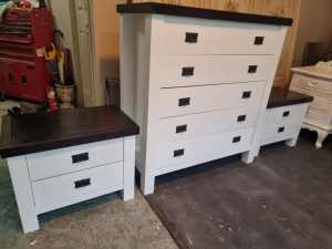 HAMPTON STYLE WHITE CHEST OF DRAWERS WITH MATCHING BEDSIDE TABLES G.C.