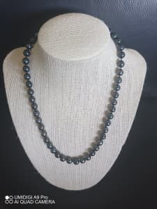 A beautiful Tahitian black pearl choker necklace 14Kt