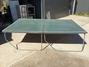 Table tennis table 