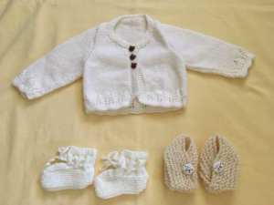 BABY GIRL SIZE 000-00 KNITTED CARDI & KNITTED BOOTIES