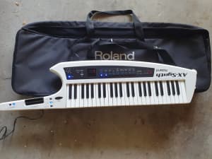 Roland AX-Synth White Synthesizer 49-Key Shoulder Keyboard in very goo