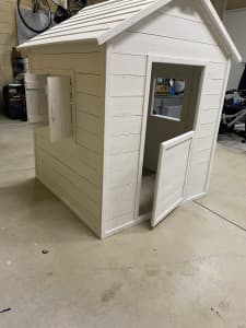 Cubby house / large dog kennel 