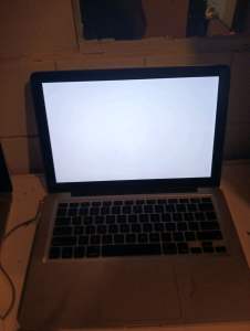 Apple MacBook Pro 17 wrks but needs some attention with the storage u