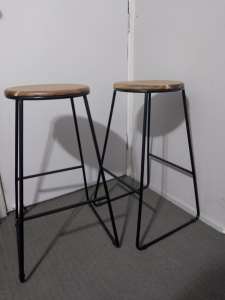 2 bar stools for FREE !