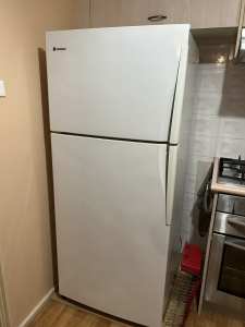 Westinghouse 420L fridge freezer
