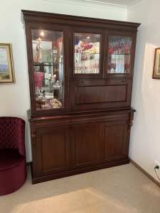 Display cabinet and buffet