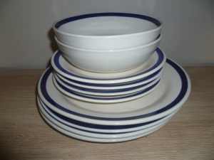 4 dinner plates, 4 small plates 2 bowls matching $3 the lot