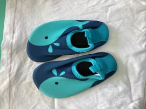 Joto Kids beach shoes New fit size 5 to 8 toddler 