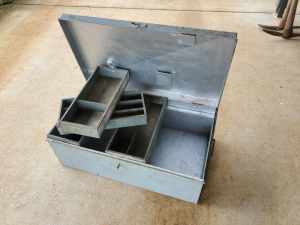 Solid Toolbox with 4 Metal Trays