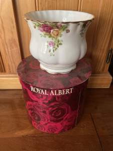 Royal Doulton - Royal Albert Old Country Roses medium planter