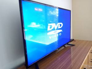40 inch TV with built-in DVD player 