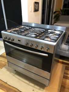 LG 90 cm freestanding gas/electric cooker