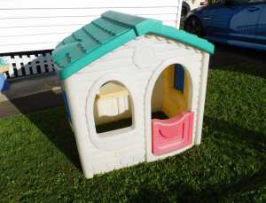 LITTLE TIKES PLAY HOUSE CUBBY PULLS APART FOR TRANSPORT