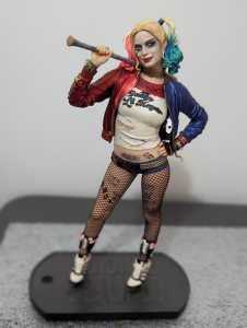 Harley Quinn 12-Inch Statue