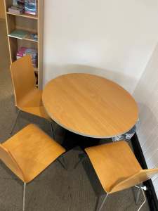 round dining table with 3 chairs