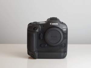 Canon EOS R3 Mirrorless Camera - Black with less than 1000 clicks