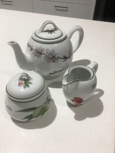 Teapot, sugar, creamer (Elysian Jarden) Apilco France