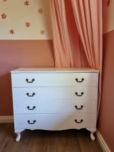 Dresser chest of drawers queen Anne style 