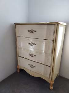 Vintage-style chest with 4 drawers
