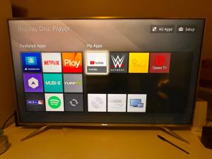 Hisense 55 inch 4 K in PERFECT CONDITION ( Pick up and Cash only )
