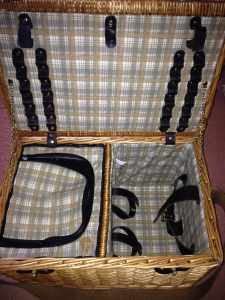 PICNIC BASKET WITH COOLER COMPARTMENT
