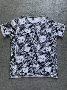 Mens Black & White Floral Print OVS T Shirt (Large)