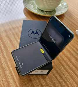 Motorola Raz Ultra Flip Phone (Near New)