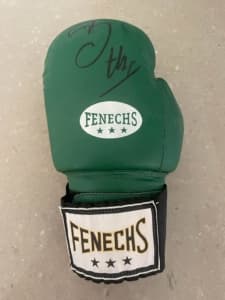 BOXING GLOVE SIGNED BY JEFF FENECH