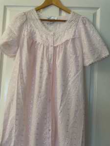 PINK BRODERIE ANGLIASE DRESSING GOWN - SIZE 14 - NEW