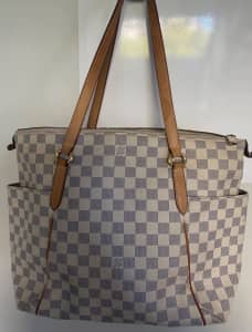 Review, Louis Vuitton Hampstead MM Damier Azur, What fits, Wear and Tear