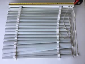 Venetian Blinds White - 82-91cm by 120-124cm - Good Working Condition