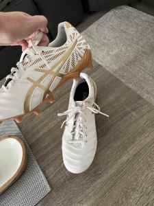 ASICS women’s gold/white football boots