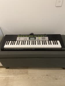 CASIO LK135 Electronic keyboard piano $100