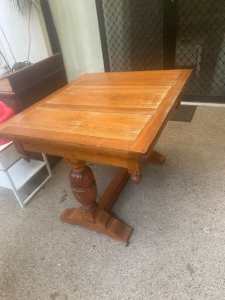 Dining Table (Oak) - expanding. A period piece from the 1930s/40s
