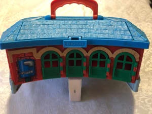 Thomas trains, case & roundhouse