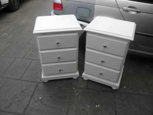 2 WHITE SOLID WOOD BEDSIDE TABLES WITH DOVETAILED DRAWERS