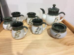 Tea pot set cups milk pourer sugar bowl