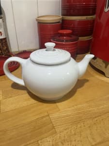 Le Creuset Small Ceramic Teapot with Ceramic Infuser - White