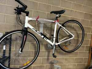 Avanti Blade 4.0 flat bar road bike with cleat pedals, shoes