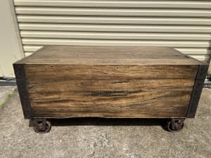 Solid wood trunk: coffee table