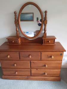 Wooden dresser with 7 deep drawers. Also two bedside drawer units. 