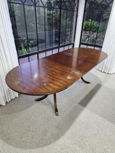 Dark Extendable Dining Room Table in Good Condition
