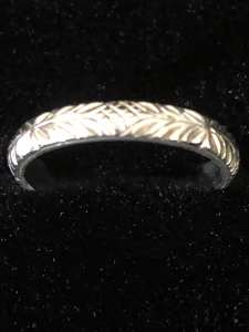 VINTAGE 18CT WHITE GOLD BAND RING WITH DETAILED EDGING