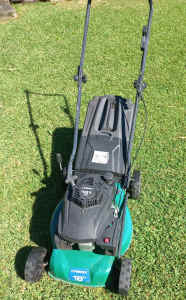 Ferrex 4 Stroke Lawn Mower, Working