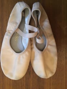 Girls ballet shoes - size 3c 