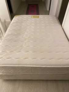 Excellent Queen size mattress and solid base