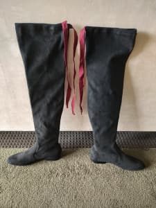 KIDS LONG SUEDE LEATHER BOOTS WITH CRIMSON RIBBON