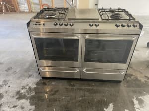 Free standing oven / cook top