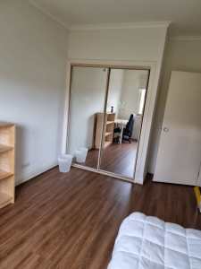 Private room for rent in southbank looking for 1 person asap