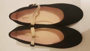 Brand New Girl's Dancing Shoes - Size 1.5L (approx 21cm)